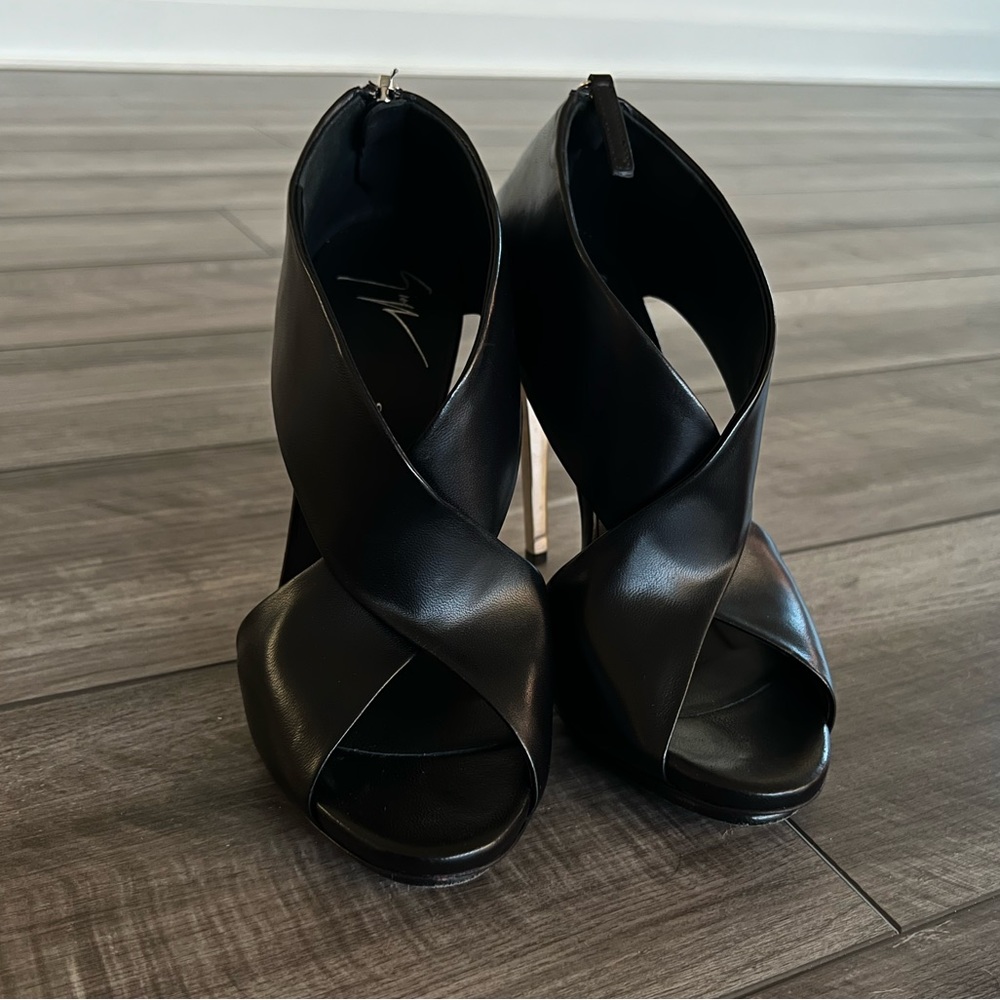 Giuseppe Crisscross Pump style “alien/frida115” size 37